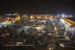 Image du Maroc Professionnelle de  Le soir la foule envahi la bouillonnante Place Jemaa El Fana qui se métamorphose en un gigantesque marché en plein air grâce aux nombreux marchants ambulants, stands et gargotes qui s'y installent sur ce lieu mythique au centre de la médina de Marrakech, le 19 Décembre 2013. (Photo / Abdeljalil Bounhar)

 